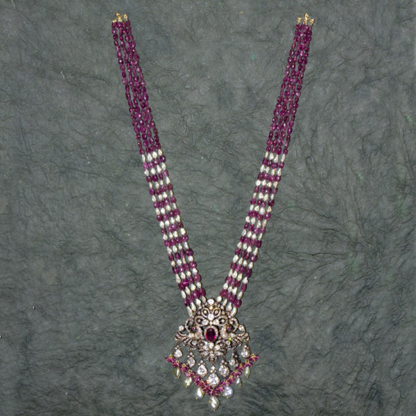 MGDM – FANCY DIAMOND NECKLACE